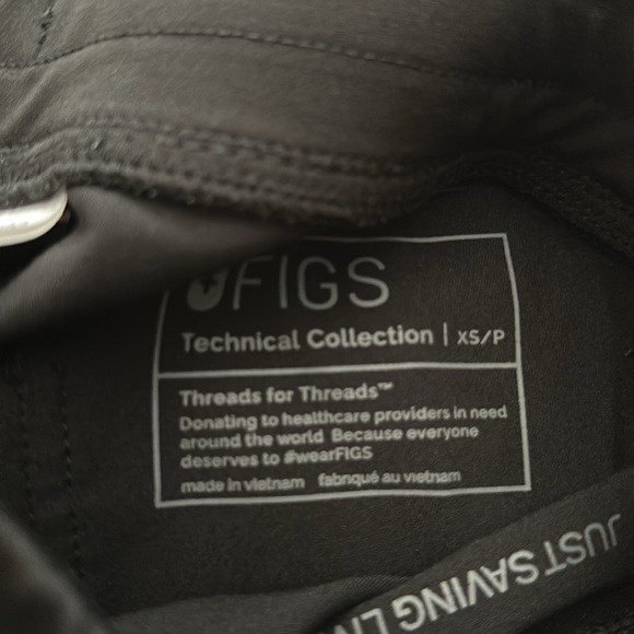 Figs black xsmall petite pant and small scrub top - Picture 3 of 4